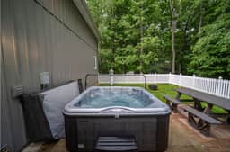 Robin Crest with Hot Tub · 3 BR 2 Bath Sleeps 8, Cozy, Secluded - Image 2