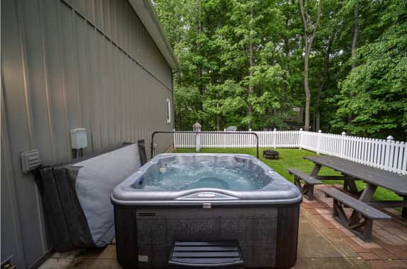 Robin Crest with Hot Tub · 3 BR 2 Bath Sleeps 8, Cozy, Secluded - Image 2