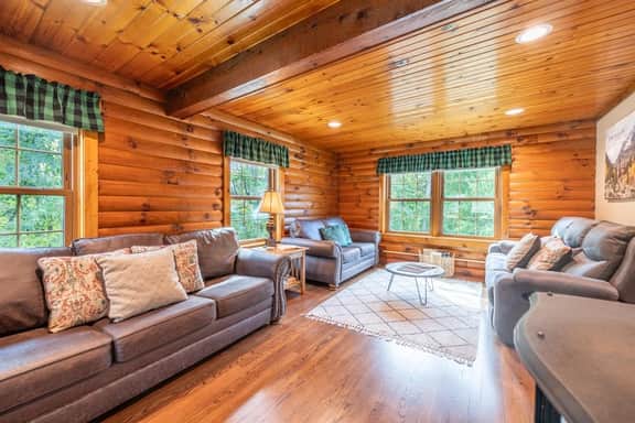 Maple Leaf Cabin - Image 4