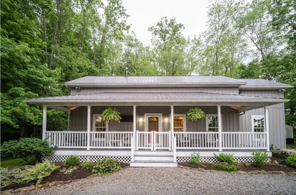 Robin Crest with Hot Tub · 3 BR 2 Bath Sleeps 8, Cozy, Secluded - Image 1