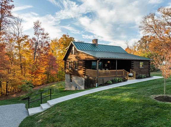 Maple Leaf Cabin - Image 1